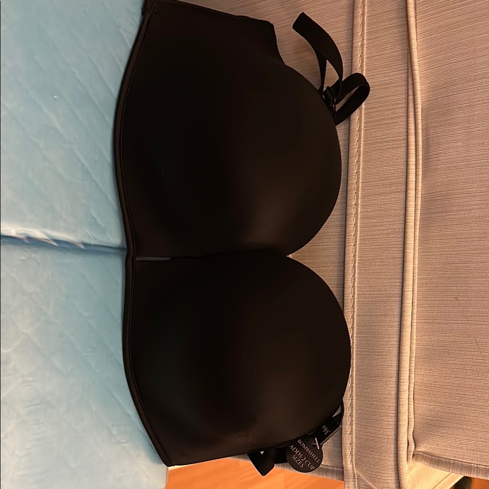 Victoria's Secret black
Bombshell Bra - 34D - new with tags!